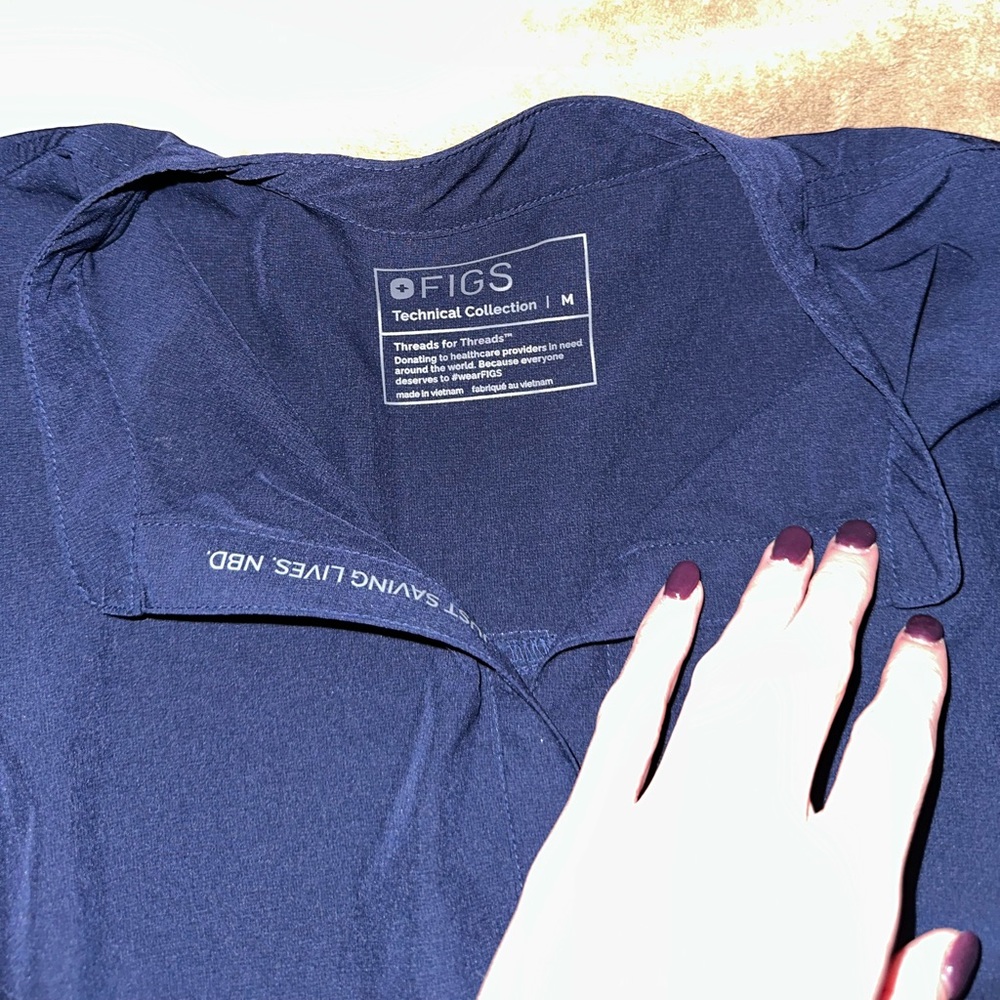 Women’s medium figs FREEx™ Rafaela - Oversized scrub top.
